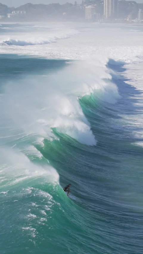 Surfer Rides Big Wave In Gold Coast, QLD, Australia - Vertical, Drone Shot 스톡 동영상 334250239