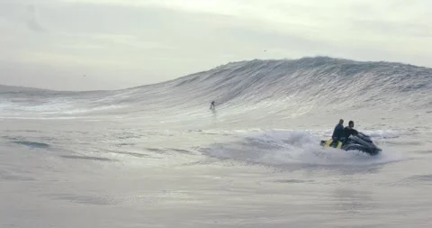Surfer rides massive 50ft wave in Nazaré, Portugal Stock-Footage 304818549