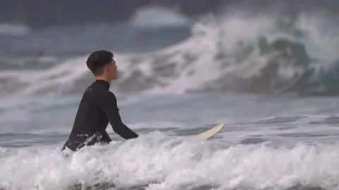 Surfer rides a wave in slow motion. 库存影片 231480118