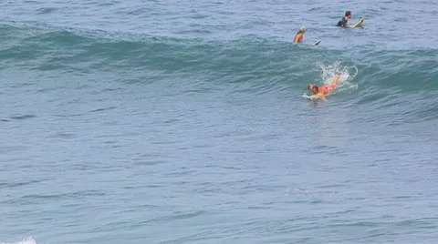 Surfer riding at the ocean big wave Video stock 8948942
