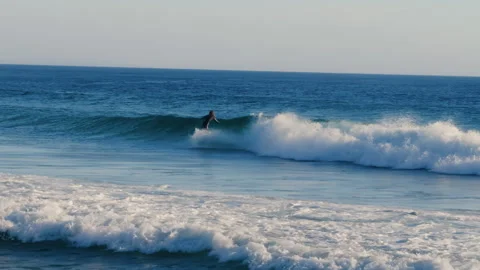 Surfer riding powerful Atlantic wave at golden hour. Video stock 337317054