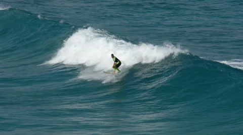 Surfer riding a wave 11097 Vidéo 31818661