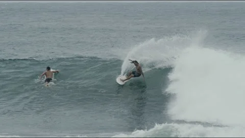 Surfer riding a wave doing a big spray water turn Stock Footage 169331995