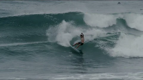 Surfer riding a wave doing turns Stock Footage 169062518