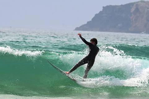 Surfer riding waves along dramatic coastline (5) , 27/08/2025 Stock Photos