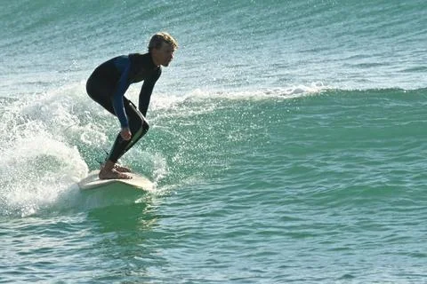 Surfer riding waves along dramatic coastline (11) , 27/08/2025 Stock Photos