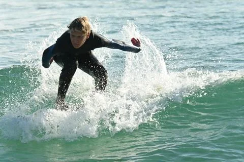 Surfer riding waves along dramatic coastline (13) , 27/08/2025 Stock Photos