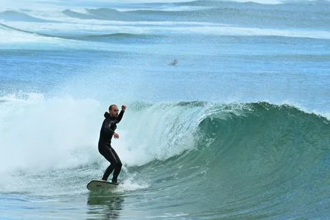 Surfer riding waves along dramatic coastline (15) , 27/08/2025 Stock Photos