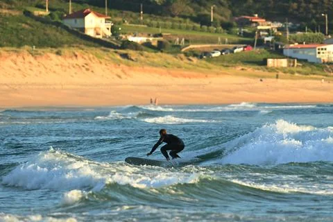 Surfer riding waves along dramatic coastline (16) , 27/08/2025 Stock Photos