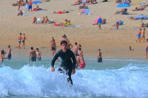 Surfer riding waves along dramatic coastline (28) , 27/08/2025 Stock Photos