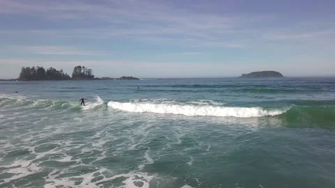 Surfer riding waves Vídeos de archivo 200506744