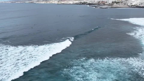 Surfer riding waves in the ocean with white foam and clear blue water Stock-Footage 328833366