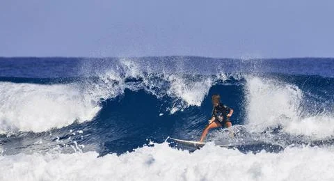 Surfer school. A young guy learning to stand on a surfboard. Surfer on the wave Foto stock