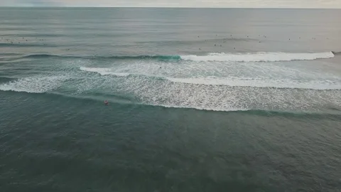 Surfer in serangan beach 動画素材 84982261