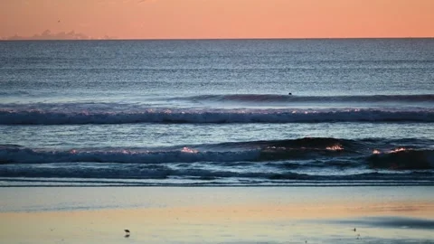 Surfer silhouette waiting in ocean sunset waves Vidéo 329205151