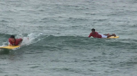 Surfer Stands Up on Wave 스톡 동영상 25853322