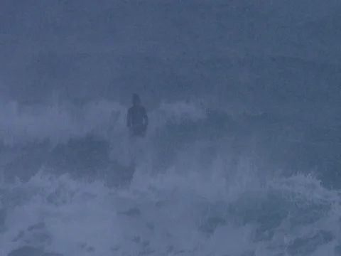 Surfer surfing a big waves during snowfall 库存影片 73274620