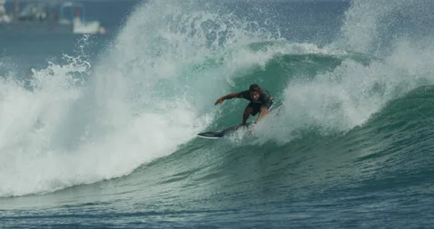 Surfer surfing ocean wave in Honolulu Hawaii in June 8th 2024 Vidéo 277480179