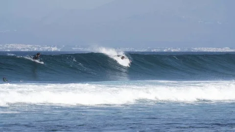 Surfer surfing on turquoise wave Video stock 71537974