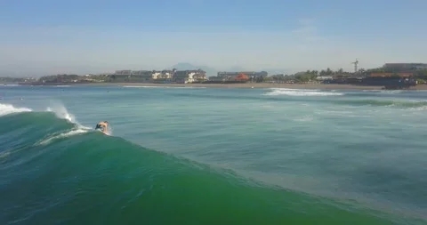 Surfer take-off top wave Stockbeeldmateriaal 131816614