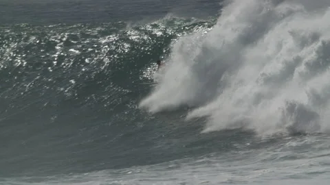 Surfer takes on a huge wave Vidéo 146816230