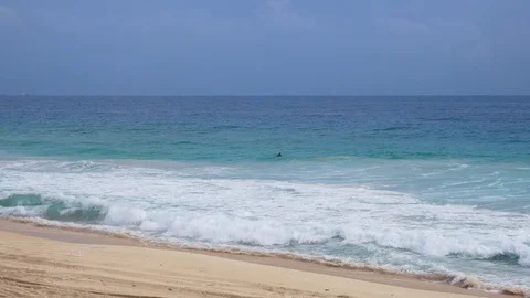 Surfer waiting to catch waves on a cloudy day Vídeo Stock 91508599