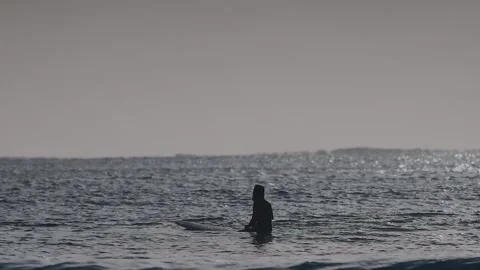 Surfer waiting for a wave - slow motion Vídeos de archivo 146051905