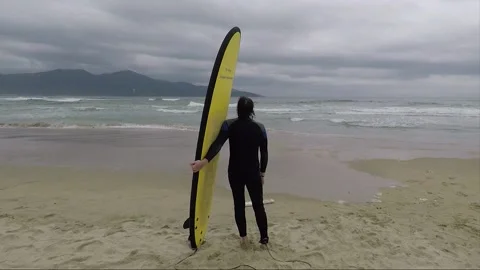 Surfer waits for the wave on the beach, Da Nang, Vietnam Stockbeeldmateriaal 154359337