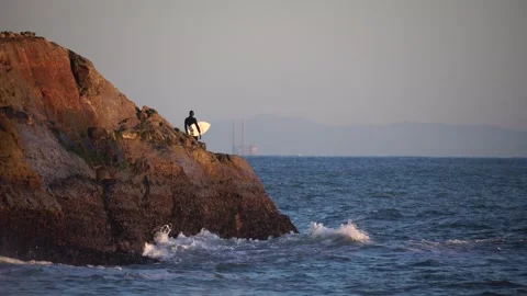 A surfer walk on a cliff. Vídeos de archivo 278018830