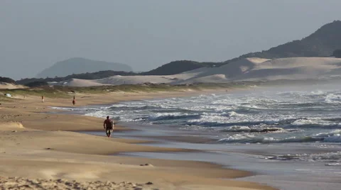 Surfer walking on Campeche beach Video stock 49779173