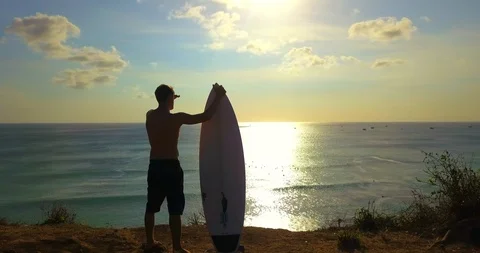 Surfer walking Video stock 96023798