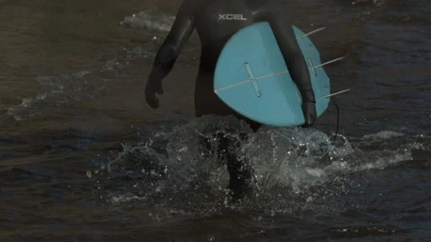 Surfer walking in slow motion Video stock 143856030