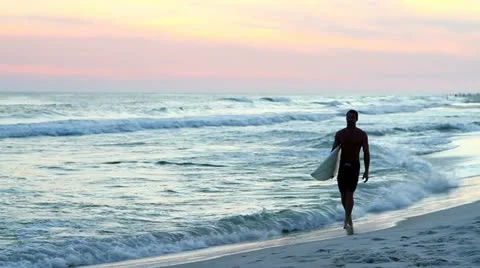 Surfer Walking At Sunset Vidéo 10844994