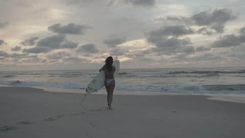 Surfer walking towards wave Video stock 140360476