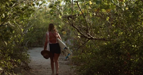 Surfer walks from beach calling it a day 스톡 동영상 138342072