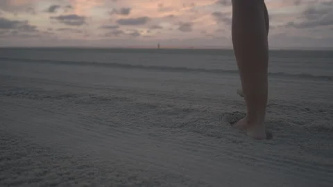 Surfer walks towards the water through sand Video stock 140360177