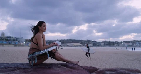 Surfer watches the beach Vídeo Stock 102148109