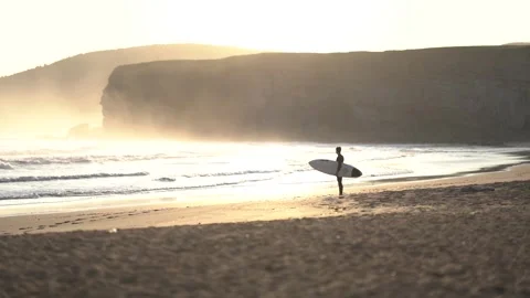 Surfer watching sunrise 스톡 동영상 274891678