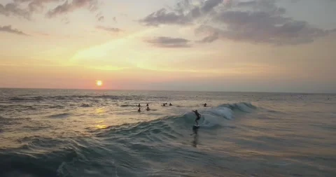 Surfer wave riding Stockbeeldmateriaal 131817646