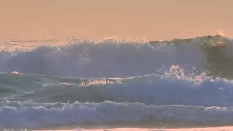 Surfer in the waves of the ocean Stockbeeldmateriaal 139620262
