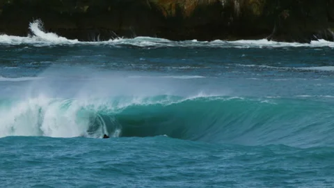 Surfer Wipeout Inside Powerful Ocean Wave Barrel 動画素材 332739312