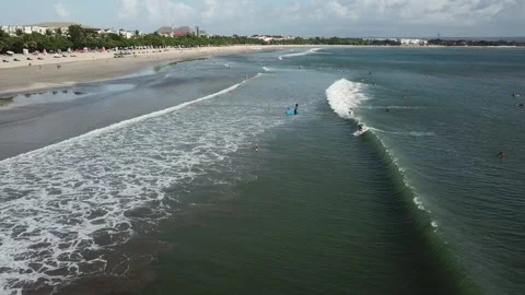 Surfers in bali Vidéo 138655682