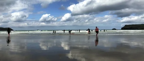 Surfers on beach 库存影片 91374005