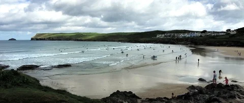 Surfers on beach 库存影片 91374263