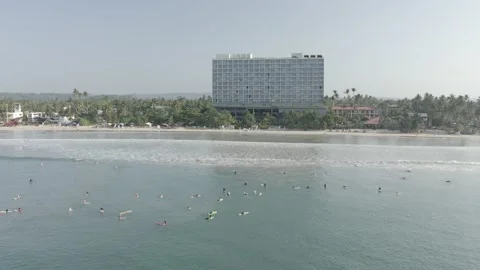 Surfers beach waves west coast Sri Lanka 库存影片 236944880