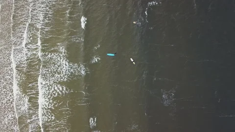 Surfers catch a wave in the Barents Sea, view from above, Teriberka 動画素材 152858740