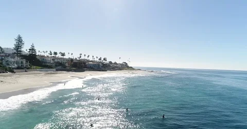 Surfers catching a wave Stockbeeldmateriaal 83880426