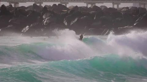 Surfers enjoying large waves during a morning surfing session at Duranbah Beach. Vidéo 331384649