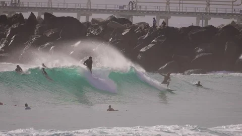Surfers enjoying large waves during a morning surfing session at Duranbah Beach. Vidéo 331386088