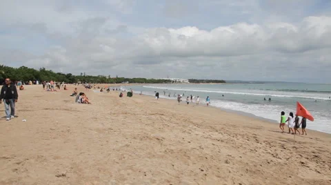 Surfers on the Kuta beach  库存影片 1102255